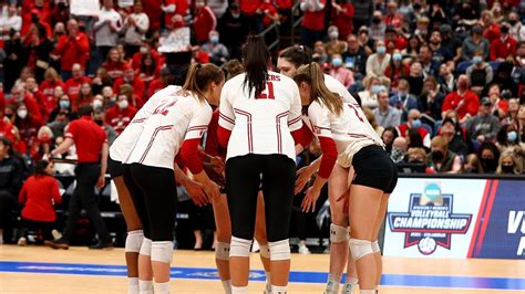 topless volleyball team|Nude photo leak of Wisconsin womens volleyball team has police。